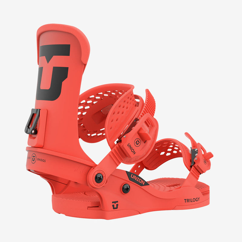 Nahaufnahme der Union Trilogy Coral Snowboardbindung, seitliche Ansicht. Die Bindung ist korallenrot.