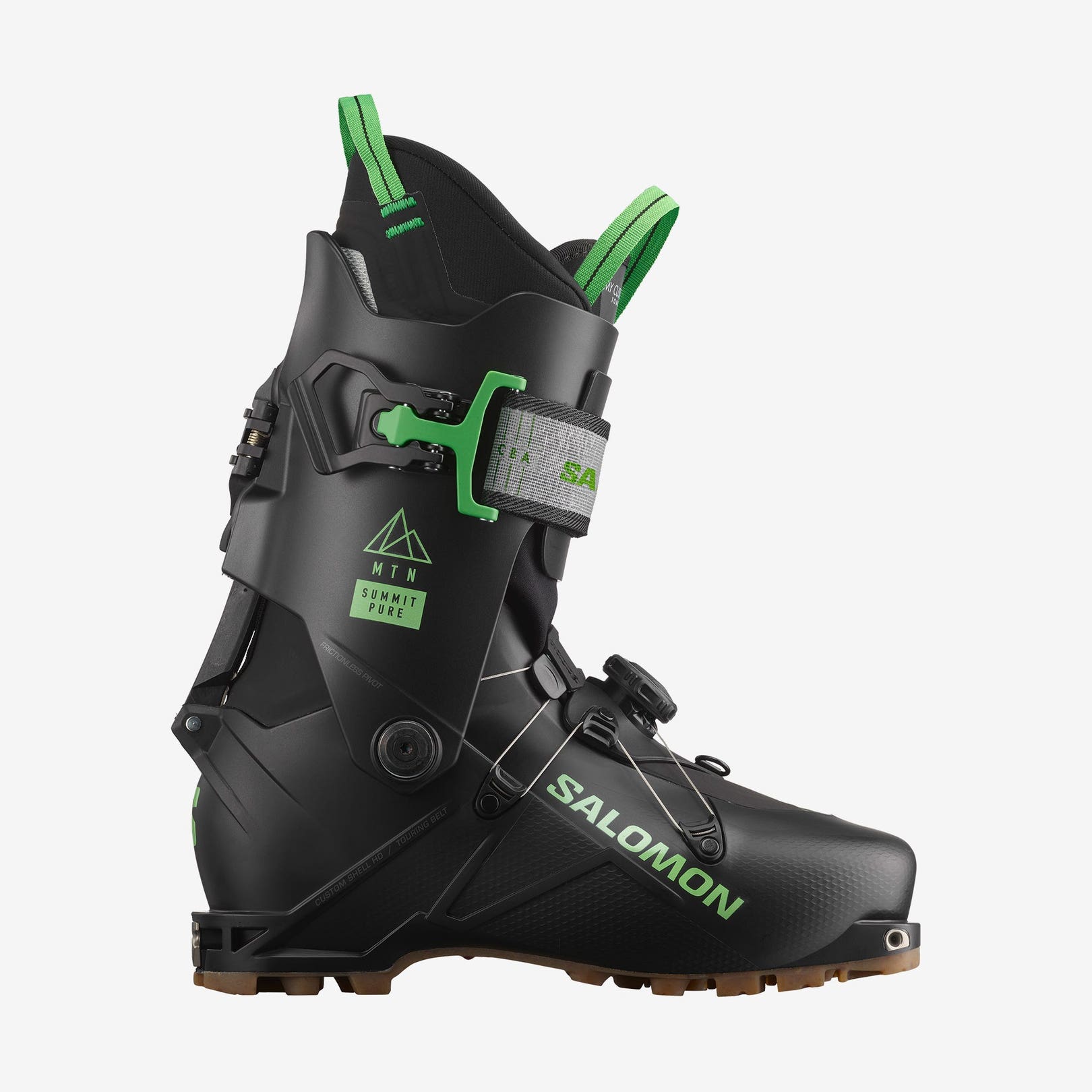 Salomon Chaussure MTN Summit Chaussure de ski de randonnée noire Salomon MTN Summit Pure vue de côté, avec des accents verts et une semelle marron sur un fond clair.