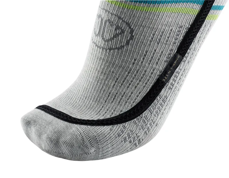 Nahaufnahme einer grauen Sidas Ski Heat Race S.E.T Socke mit dünnem Heizelement am Zehenbereich.