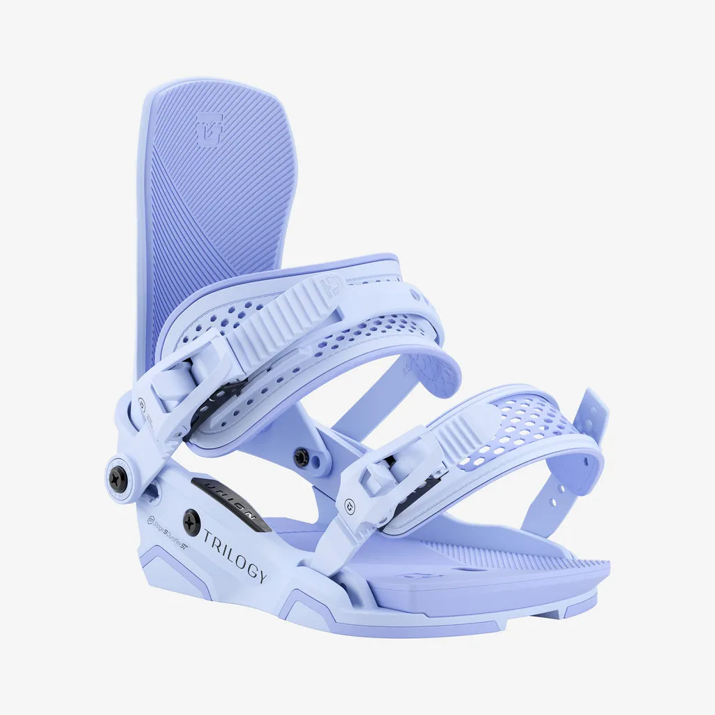 Hellblaue Snowboardbindung, "Trilogy" auf der Seite, mit verstellbaren Riemen und hoher Rückenlehne.