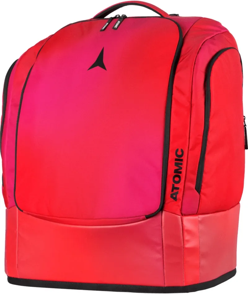 Un sac à dos rouge avec l'inscription "ATOMIC" et un logo noir. Le sac à dos a des poignées de transport sur le dessus.