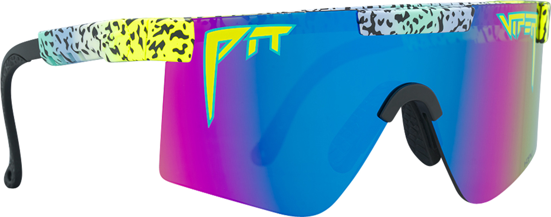 Bunte, sportliche Sonnenbrille mit großem, verspiegelten Glas und auffälligem Muster am Rahmen. Blaue, violette und gelbe Farbtöne dominieren.