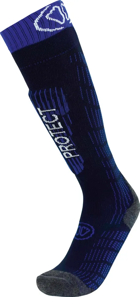 Dark blue ski sock with shin protection, "PROTECT" inscription on the side and reinforced zones on the toes and heel.