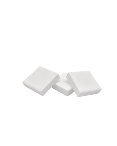 Weiße quadratische Tabletten Drei weiße, quadratische Tabletten übereinander, leicht versetzt auf einem weißen Hintergrund.