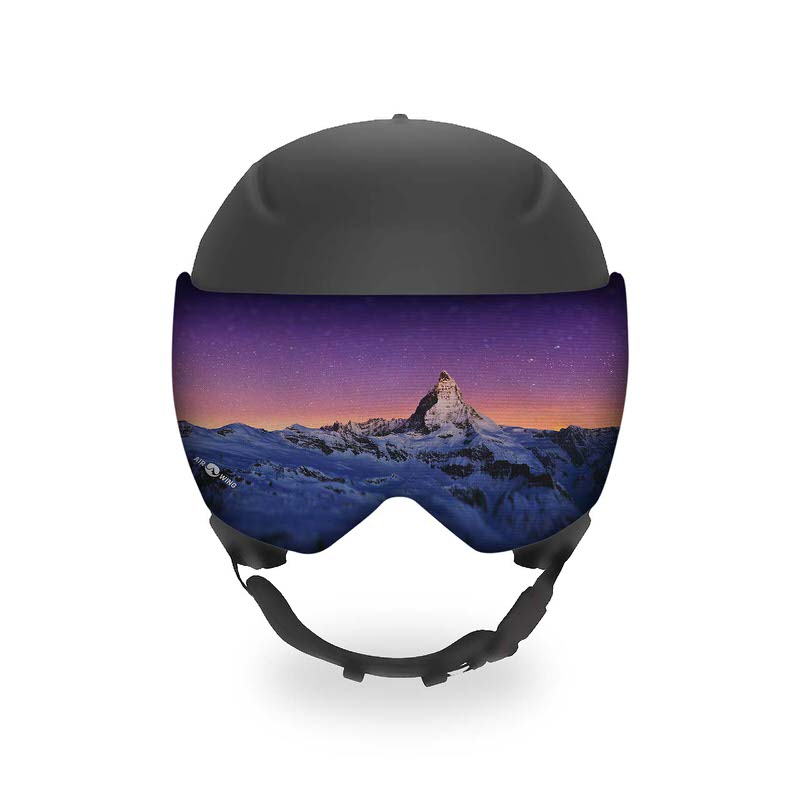 Helm mit Visier, das Matterhorn mit Sternenhimmel-Motiv zeigt. Airwing Cervin Visorsoc.