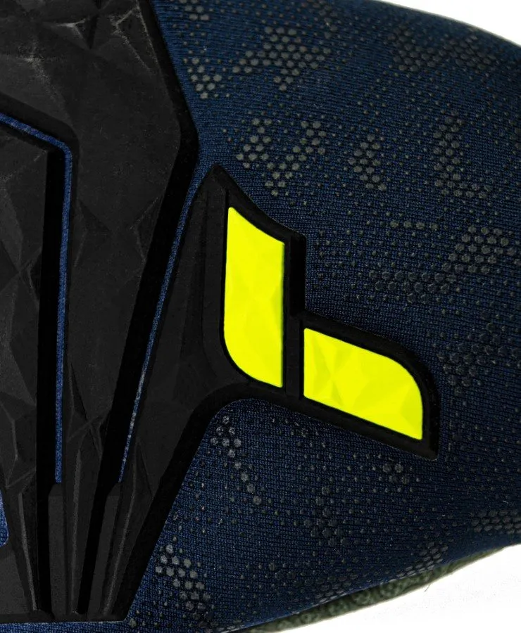 Particolare del guanto Reusch Marco Odermatt con logo, motivo blu e rinforzi neri.