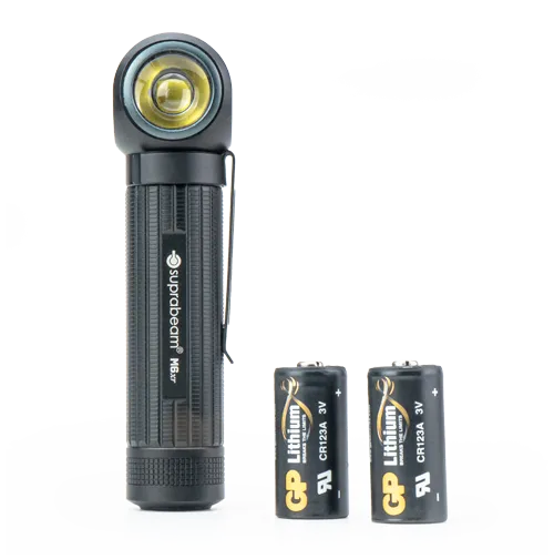Suprabeam M6xr Multilampe mit angewinkeltem Kopf und zwei CR123A Lithium Batterien.