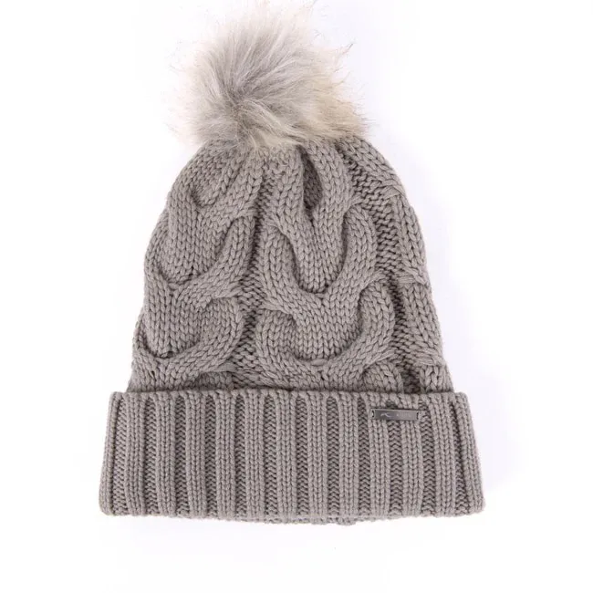 Cappello grigio chiaro lavorato a maglia con motivo a cavi e un grande e soffice pompon in cima, bordo a coste.