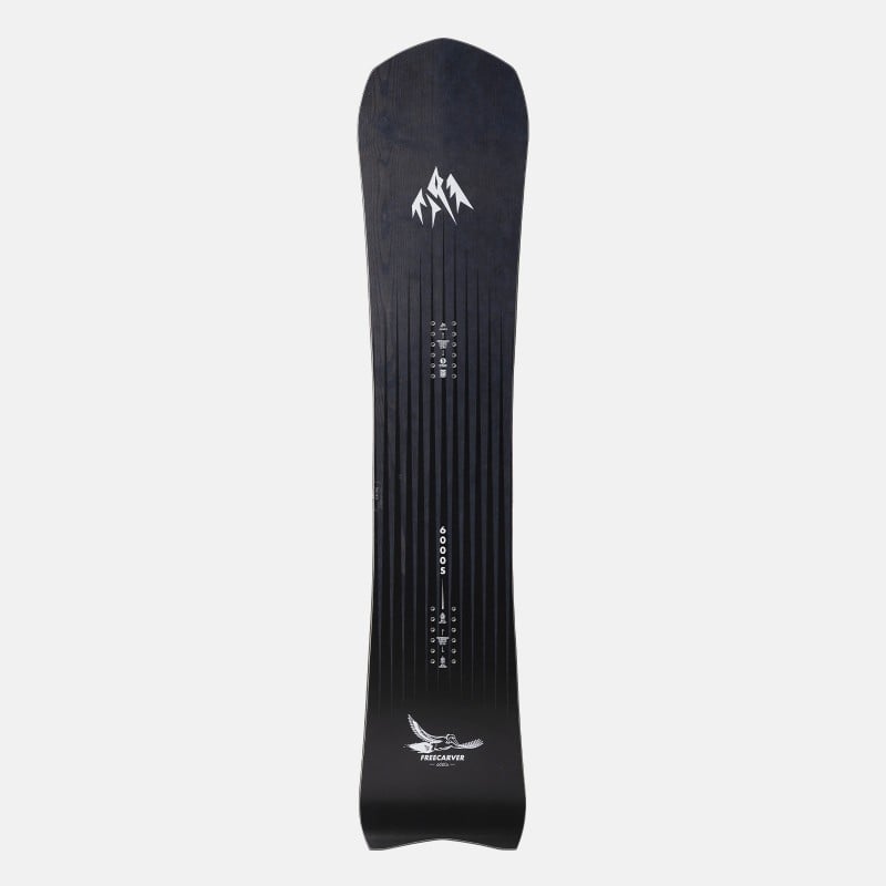 Dunkles Freecarver Snowboard Dunkles Freecarver Snowboard mit weißem Berg-Logo und Schriftzug "Freecarver" mit Vogel-Symbol. Vertikale Linienmuster.