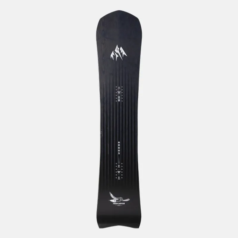 Dunkles Freecarver Snowboard mit weißem Berg-Logo und Schriftzug "Freecarver" mit Vogel-Symbol. Vertikale Linienmuster.