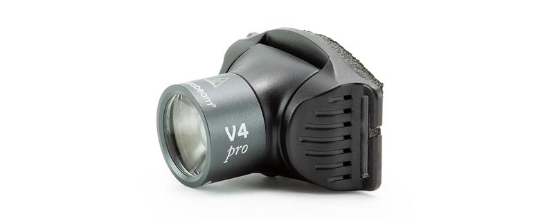 Suprabeam V4 Pro Stirnlampe Nahaufnahme der Suprabeam V4 pro, einer anthrazitfarbenen, wiederaufladbaren Stirnlampe mit klarem Objektiv und schwarzem Schaumstoffpolster.