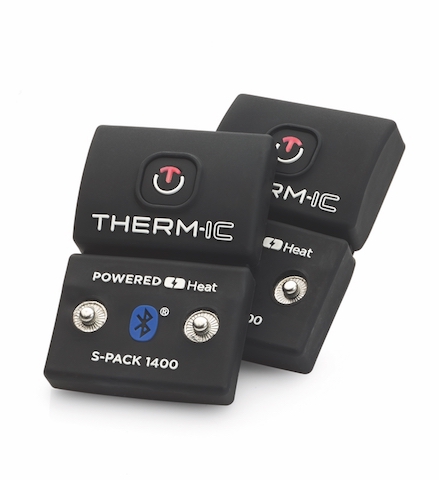 Zwei schwarze Thermic S-Pack 1400B Akkus, mit Bluetooth-Symbol und silbernen Knöpfen, zur Steuerung von Heizsocken.