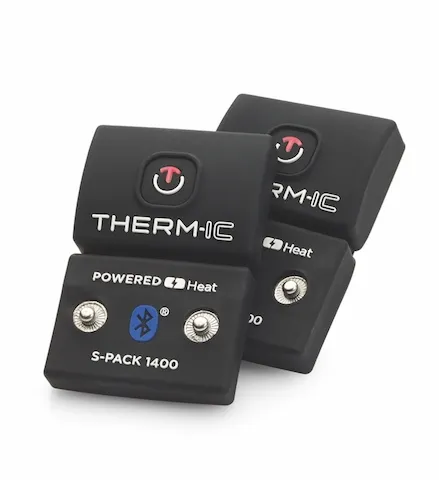Zwei schwarze Thermic S-Pack 1400B Akkus, mit Bluetooth-Symbol und silbernen Knöpfen, zur Steuerung von Heizsocken.