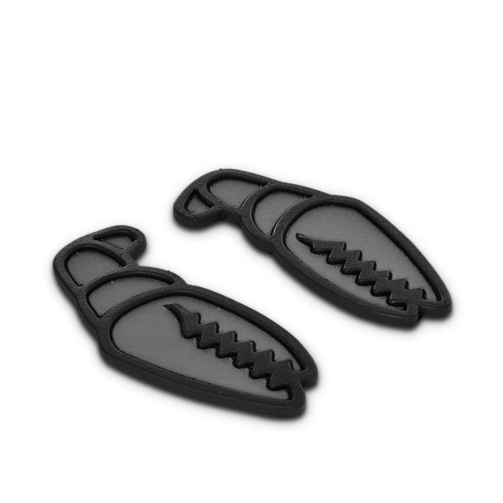 Due cuscinetti antiscivolo neri per snowboard a forma di chela di granchio con superficie in schiuma antiscivolo. Ogni cuscinetto ha struttura dentellata Gripples per massima aderenza. Design nero opaco Stealth Mode.