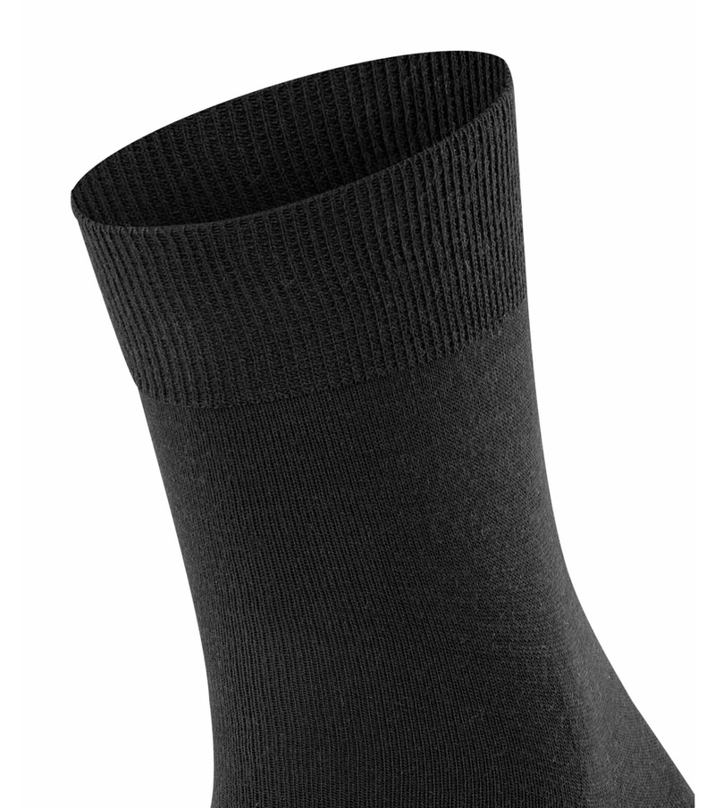 Detailaufnahme einer schwarzen Herrensocke mit geripptem Bündchen.