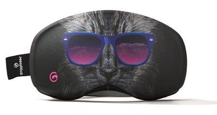 Gogglesoc Pro mit Katzenmotiv und Sonnenbrille. Das Produkt ist zum Schutz von Skibrillen.