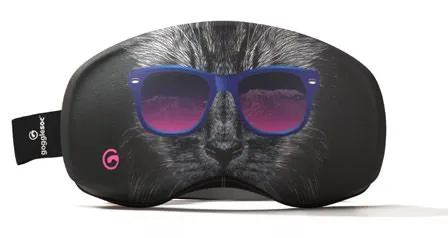 Gogglesoc Pro mit Katzenmotiv und Sonnenbrille. Das Produkt ist zum Schutz von Skibrillen.