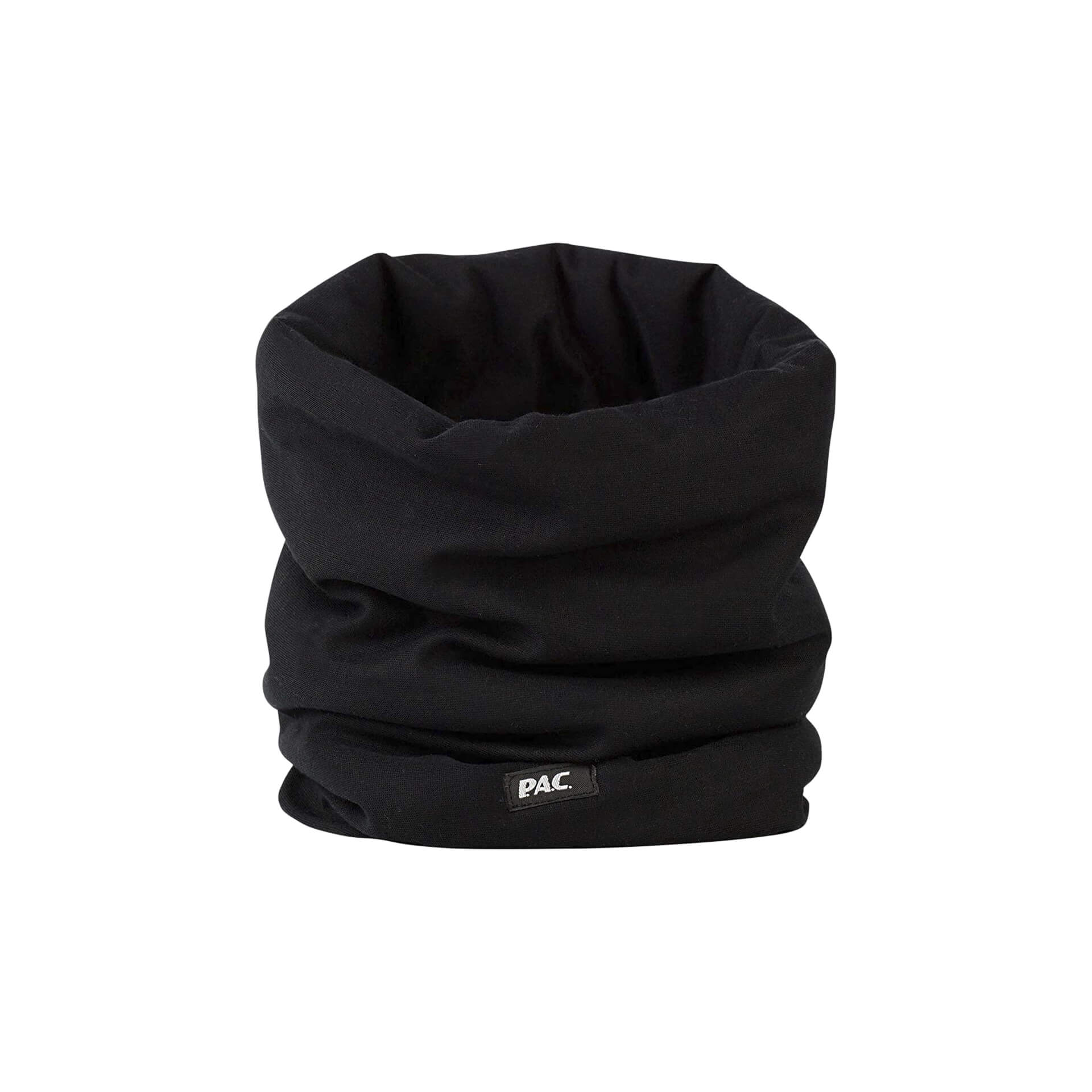 Ein schwarzer, geraffter Primaloft Snood von PAC mit Logoetikett, freistehend auf weißem Hintergrund.