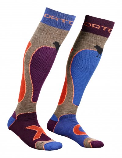 Zwei bunte Skisocken aus Merinowolle mit hohem Schaft, jede Socke hat ein farblich anderes Design.