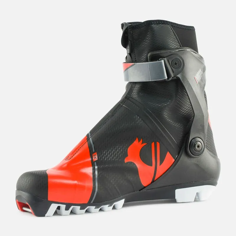 Chaussure de ski de fond noire Rossignol X-IUM W.C. Skate avec logo et détails rouges, vue latérale.