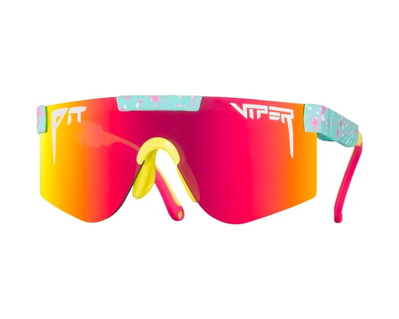 Occhiali da sole Pit Viper di colore rosa-arancio con dettagli gialli e accenti azzurri.