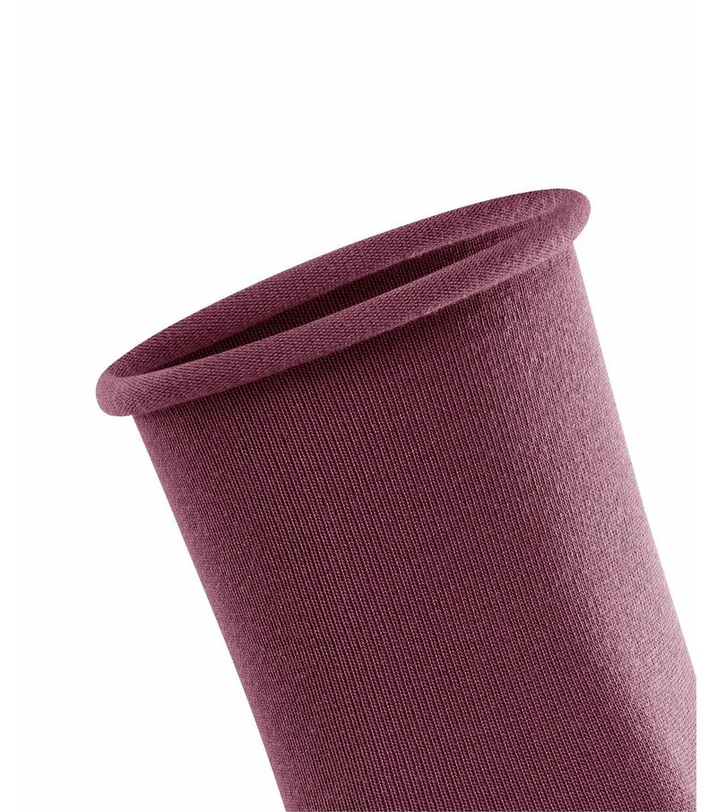 Nahaufnahme einer Pflaumenfarbenen Active Breeze Damen Socke mit gerolltem Bund.
