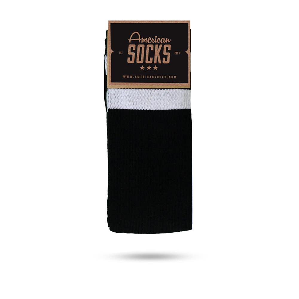 Klassische, mittelhohe, schwarze Socken mit weißem Bund und Logo-Etikett.