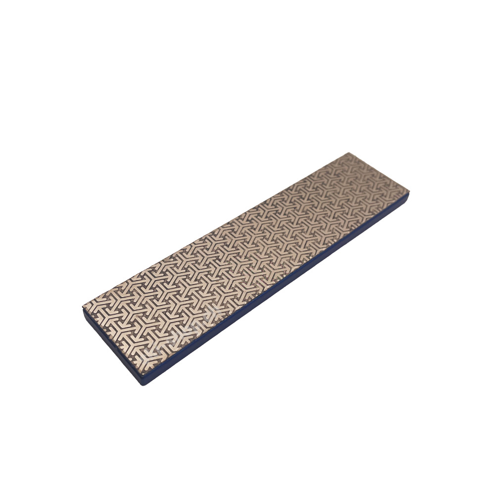 Lime rectangulaire Heba Dia-Edge avec motif de formes géométriques sur fond gris clair.