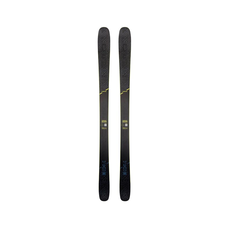 Deux skis Head Kore 93 gris, debout côte à côte, avec des accents jaunes.