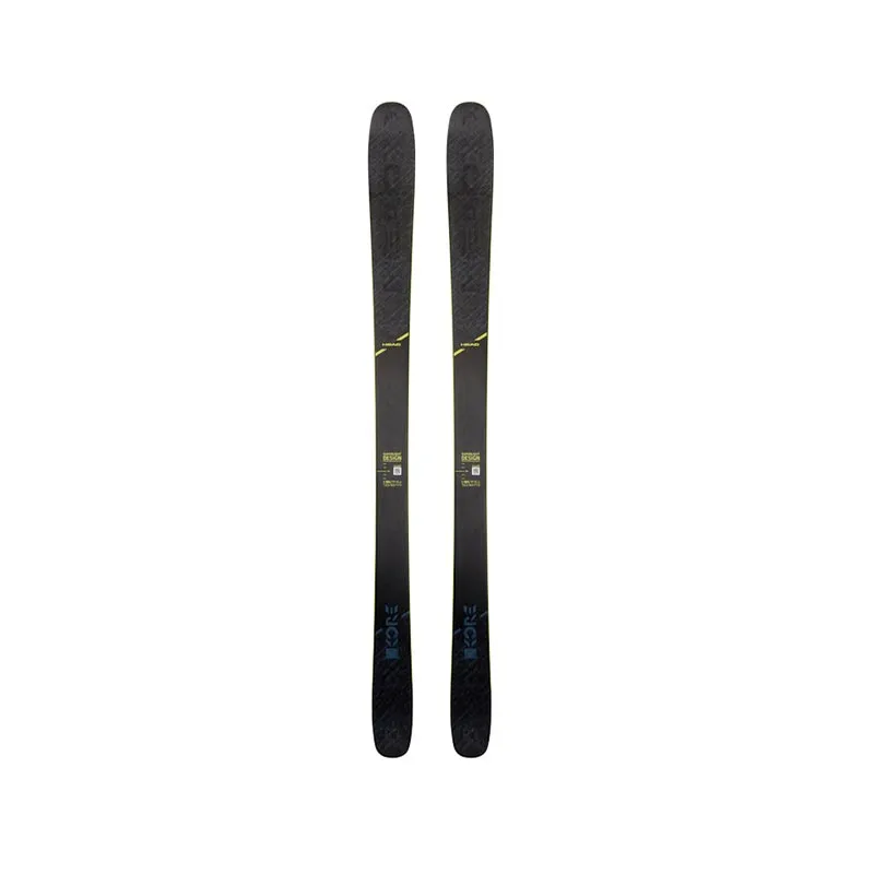 Zwei graue Head Kore 93 Ski, nebeneinander aufrecht stehend, mit gelben Akzenten.
