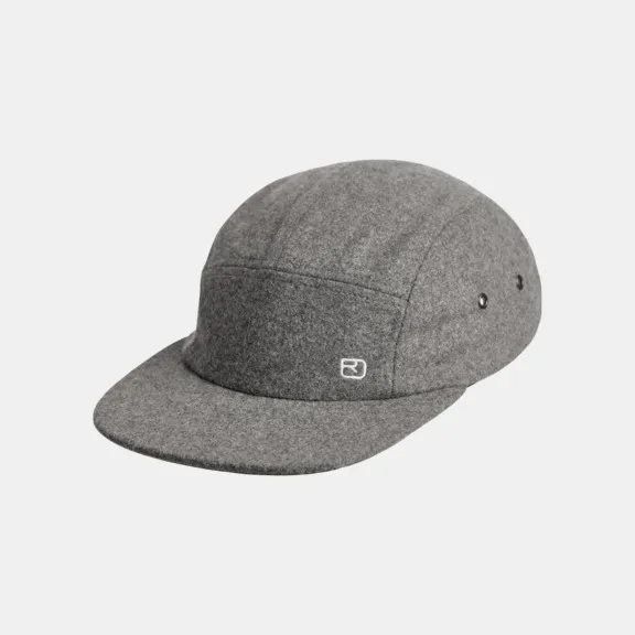 Casquette en laine grise avec visière et petit logo blanc sur le devant.