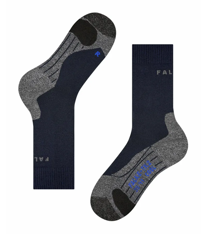 Deux chaussettes de trekking de couleur marine, de hauteur moyenne, avec des détails gris et noirs.