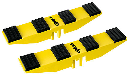 Zwei gelbe Toko Ski Vise Universal Adapter mit schwarzen Gummistreifen.