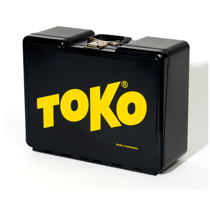 Schwarze, abschliessbare Werkzeugbox von Toko mit gelbem Logo und Tragegriff.