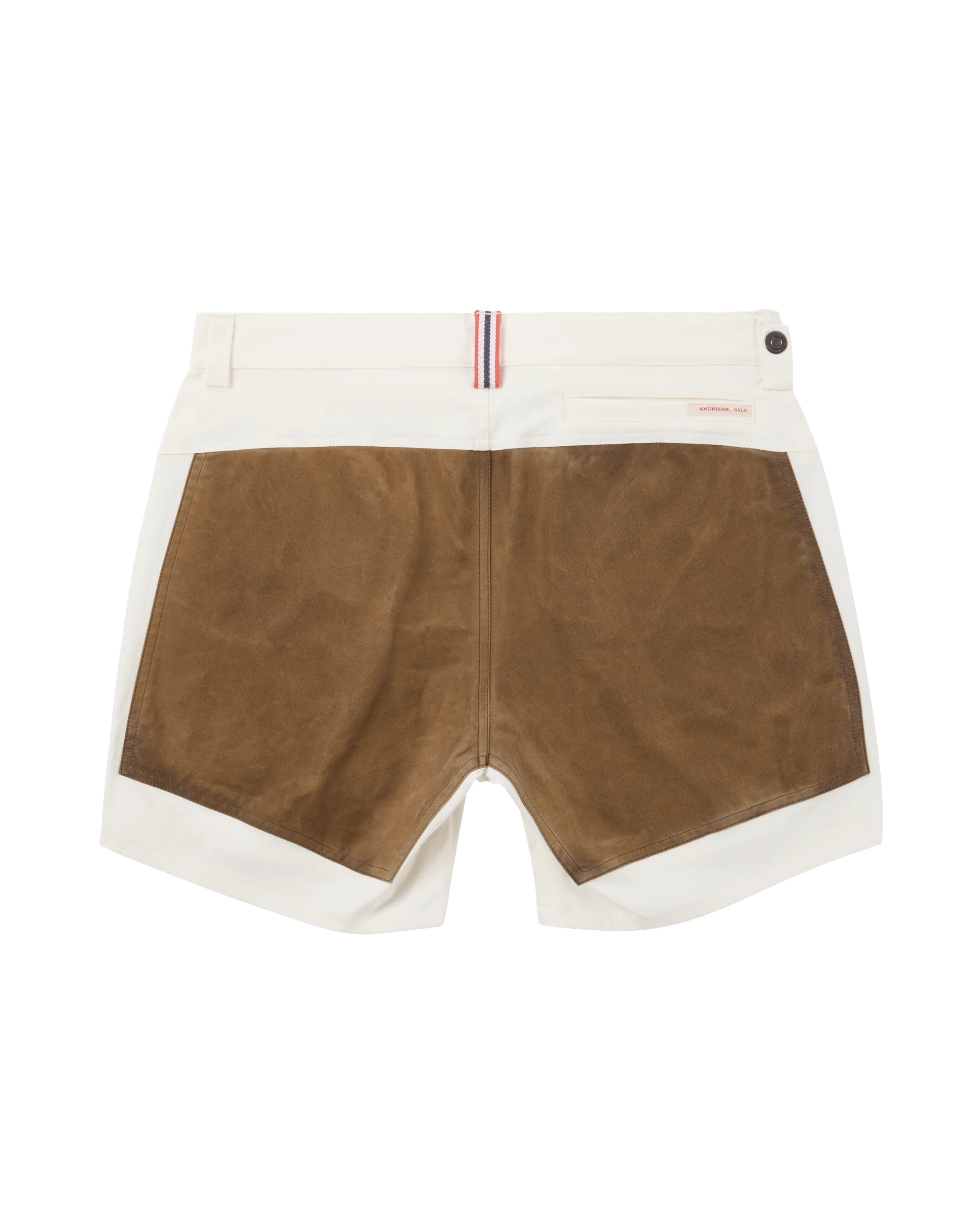 Pantalon court, blanc et marron à l'arrière, avec un détail rouge et bleu à la taille.