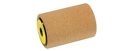 Kork-Roller mit gelbem Rand, seitlich liegend auf weißem Hintergrund.