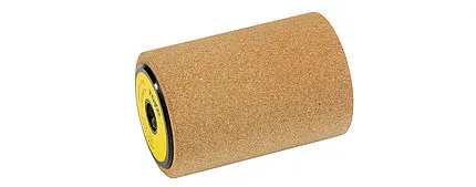 Kork-Roller mit gelbem Rand, seitlich liegend auf weißem Hintergrund.