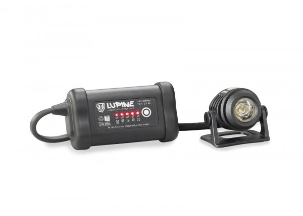 Neo 4 Smartcore Helmlampe mit SmartCore Akku und Ladezustandsanzeige, verbunden durch Kabel.