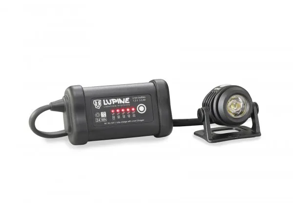 Neo 4 Smartcore Helmlampe mit SmartCore Akku und Ladezustandsanzeige, verbunden durch Kabel.
