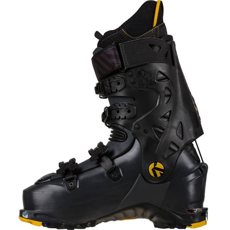 Schwarzer La Sportiva Vega Man Skitourenschuh, Seitenansicht. Schnallenverschluss, gelbe Akzente an Sohle und Schaft.