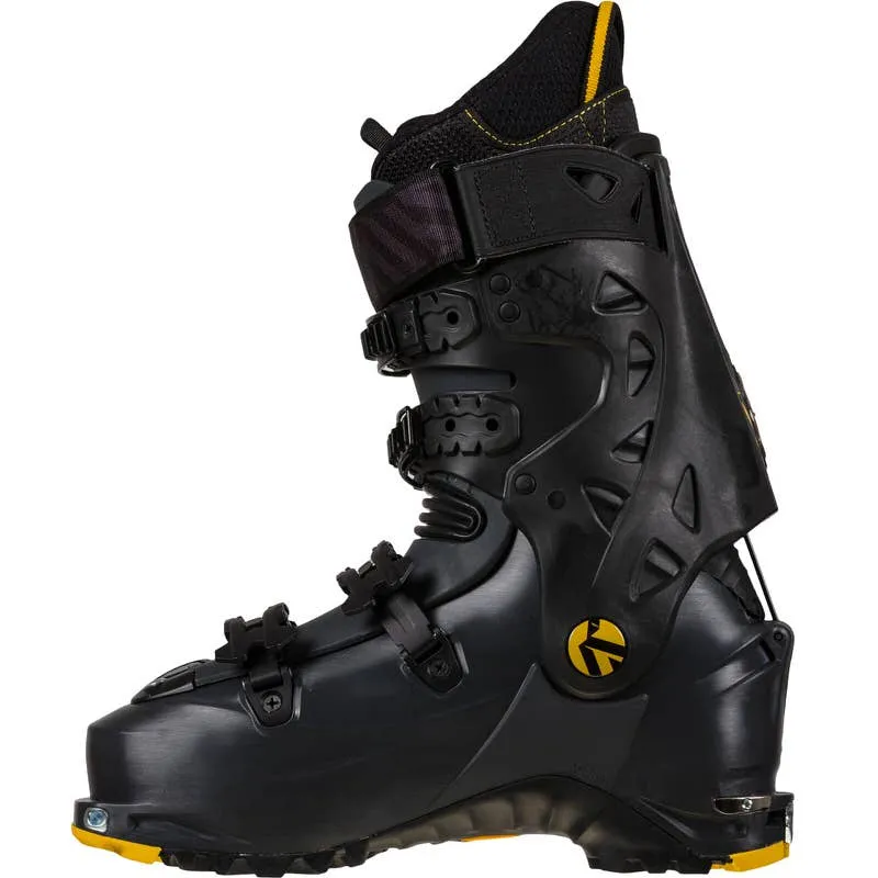 Schwarzer La Sportiva Vega Man Skitourenschuh, Seitenansicht. Schnallenverschluss, gelbe Akzente an Sohle und Schaft.