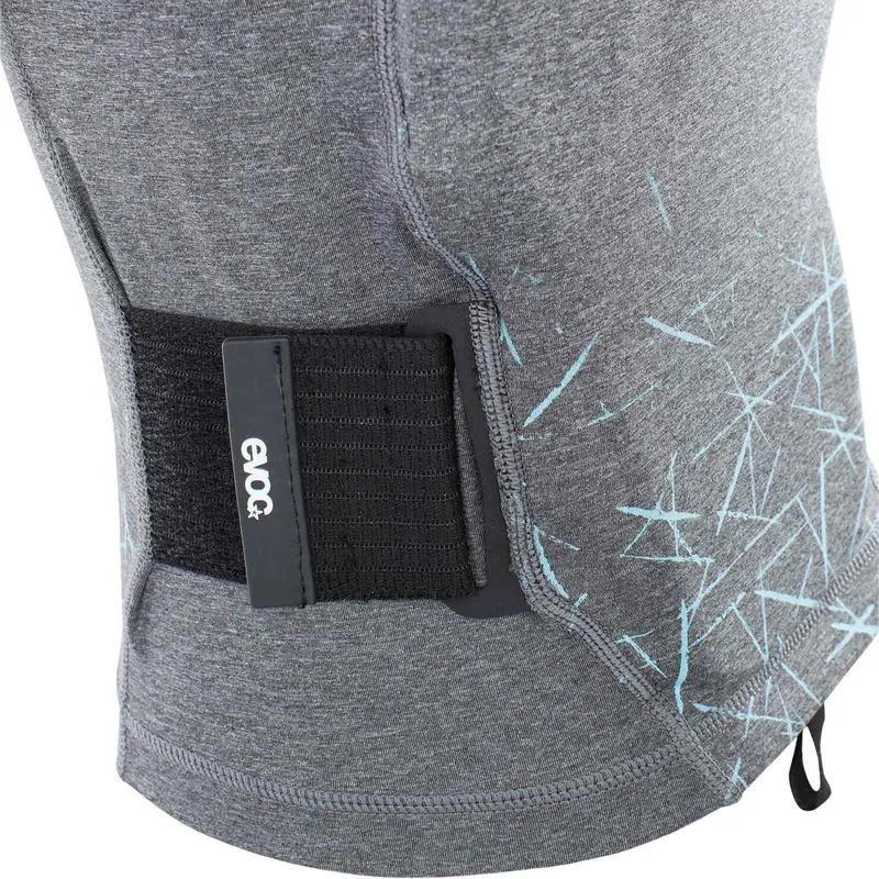 Detailansicht der Evoc Protector Vest Kids in Carbon Grey. Seitlicher Gurt mit Evoc Logo und blauem Muster auf grauem Stoff.