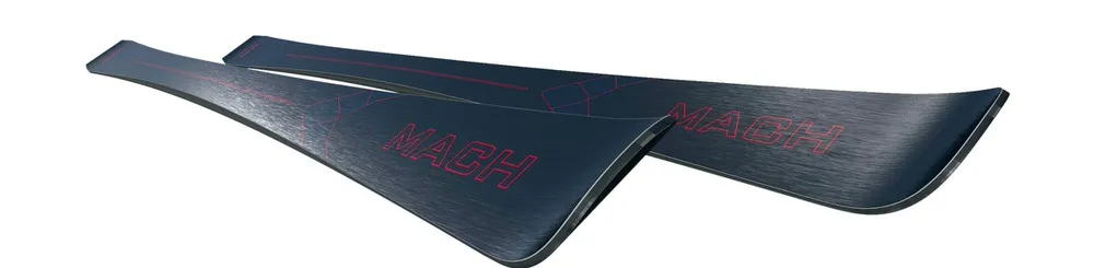 Ski MACH Spectre: Zwei dunkelblaue Ski liegen übereinander, Aufschrift "MACH" in Rot.
