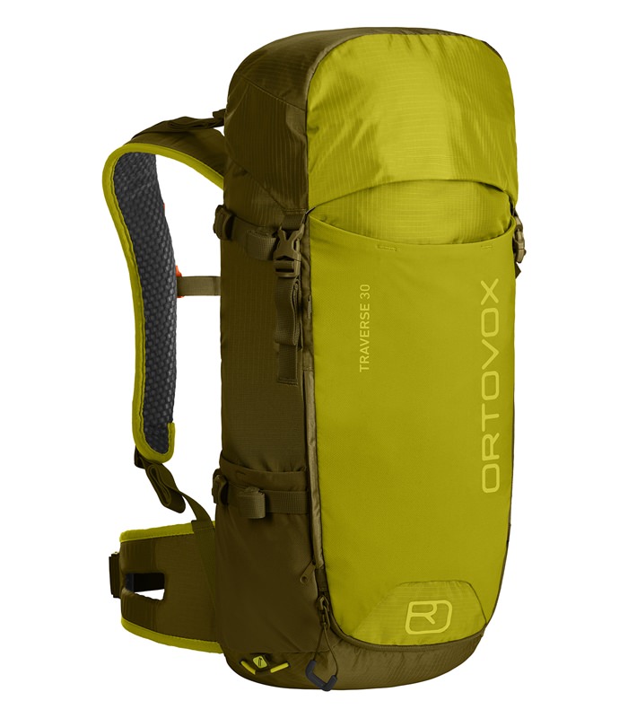 Zaino Ortovox Traverse 30 verde-marrone, vista frontale, con cinghie e tasche laterali visibili.