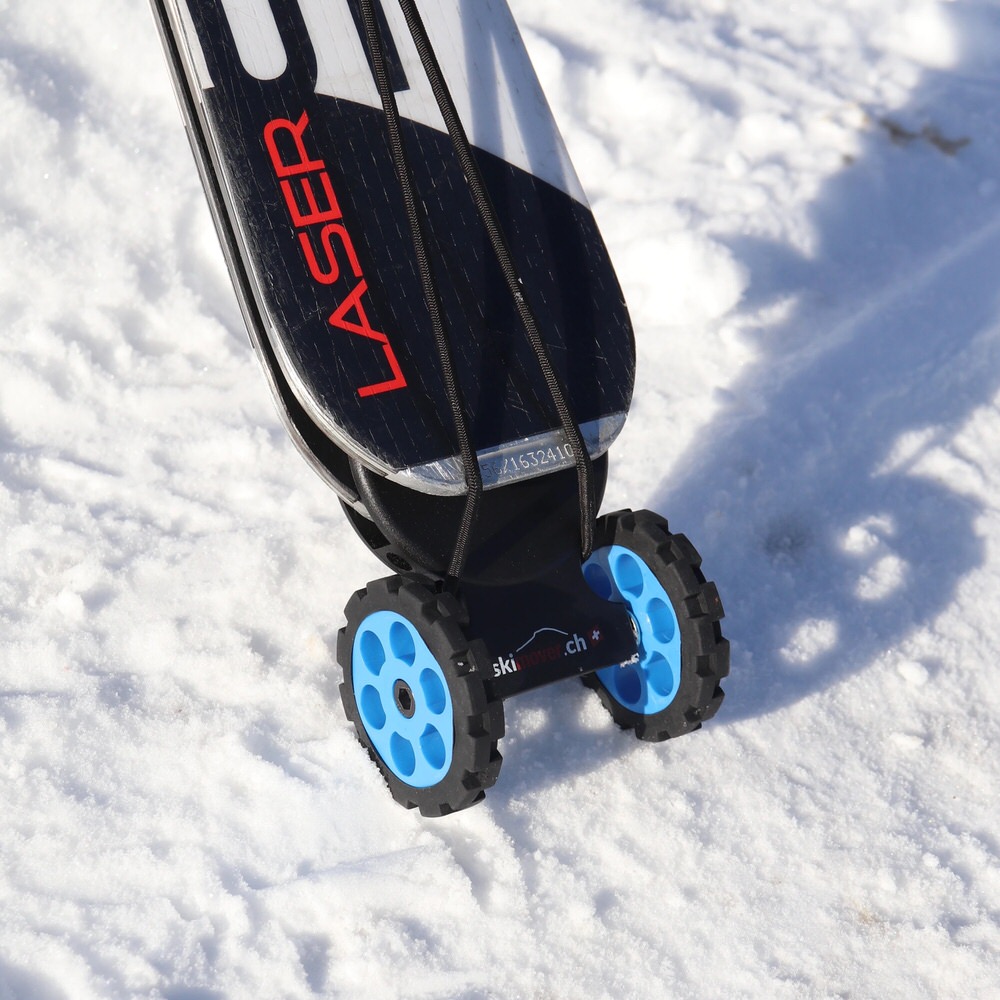 Ski mit montiertem, blauem Skimover Easy auf Schnee. Die Räder sind blau.