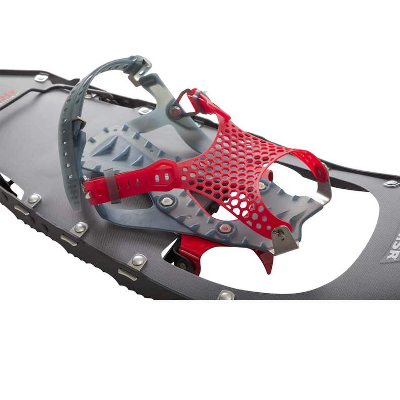 Schwarzer MSR Schneeschuh Nahaufnahme eines schwarzen MSR Lightning Ascent Schneeschuhs mit roter Paragon-Bindung.