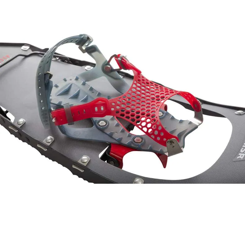 Nahaufnahme eines schwarzen MSR Lightning Ascent Schneeschuhs mit roter Paragon-Bindung.