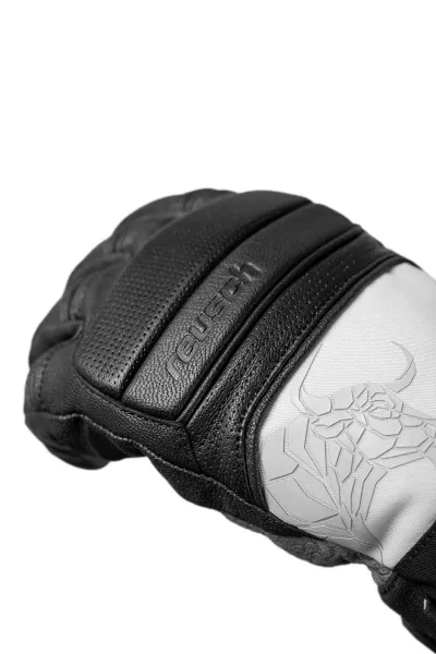 Primo piano di un guanto in pelle nera con il logo Reusch e una testa di toro stilizzata su tessuto bianco.