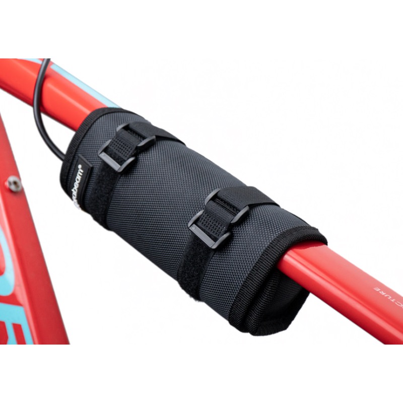 Suprabeam B6r Tasche Befestigte Suprabeam B6r Powerpack-Tasche mit Klettverschlüssen am Fahrradrahmen.