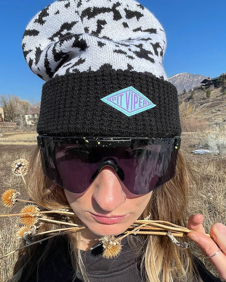 Nahaufnahme einer Person mit Sonnenbrille und Mütze. Die Gläser der Pit Viper Cosmos Photchromic 2000 sind verdunkelt.